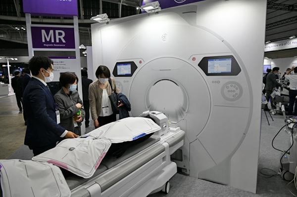 3T装置最高レベルの0.25ppmの静磁場均一性を誇る「SIGNA Hero」