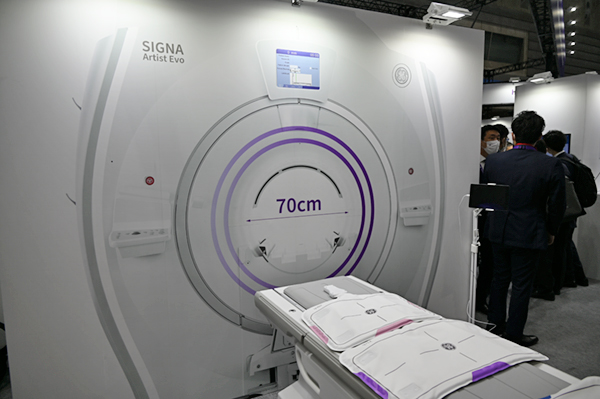 ガントリ開口径を60cmから70cmにアップグレードできる「SIGNA Artist Evo」