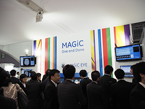 人だかりができ関心の高さがうかがえるMAGiCのコーナー