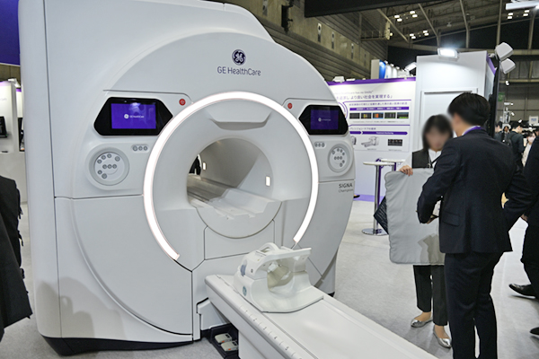 ガントリ開口径70cmのワイドボア1.5T MRI「SIGNA Champion」