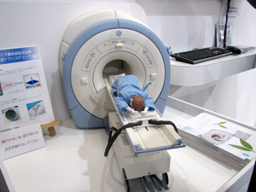 ExAblate 2000。寝台内に集束超音波治療器が搭載されている。