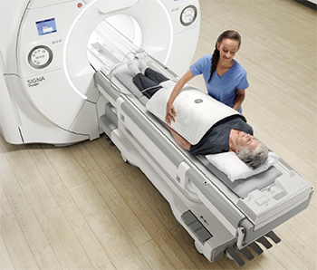 図1　MRIシステムとAIR Anterior Arrayコイル