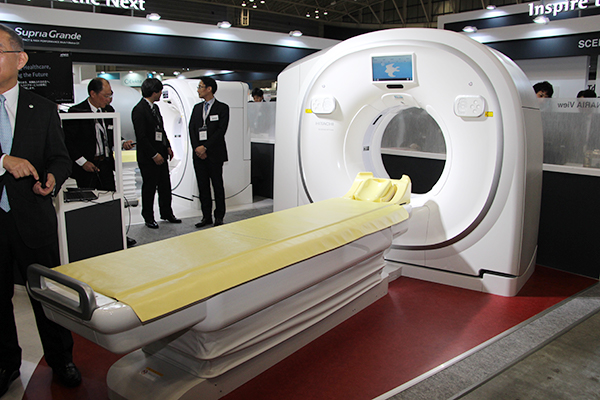 初日にアンベールされた64列マルチスライスCT「SCENARIA View」