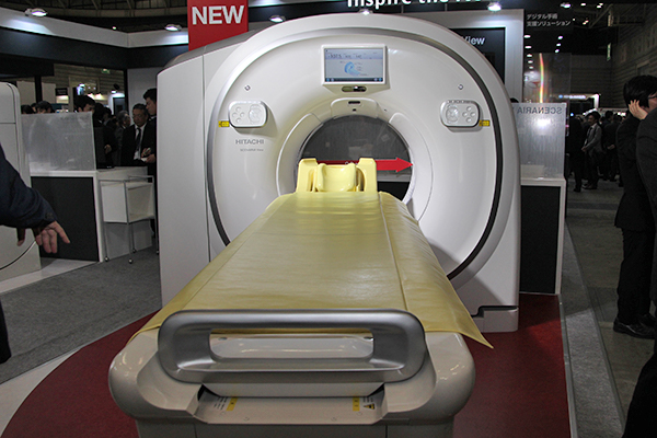 開口径800mmのガントリを搭載し，テーブルの横スライドも200mmに拡大