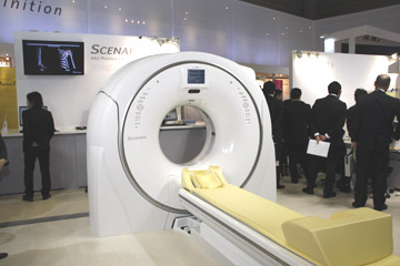 64列のマルチスライスCT「SCENARIA」。  75㎝の開口径，47.5㎝幅のテーブルなどが特長