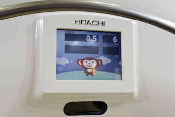 ガントリ正面の「Touch Vision」では，10か国語対応の検査サポート機能や小児向けのキャラクターなどが表示できる