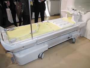 バッテリを備えたWIT Mobile Tableは，離脱した状態でも電動で上下動作が可能。