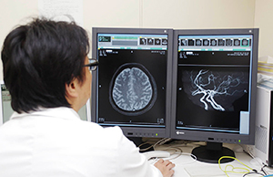 MedCity21内の読影室で，本院の放射線科医が毎日読影を行う。