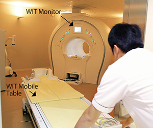 被検者情報の確認・編集が可能なWIT Monitorと，着脱式のWIT Mobile Table