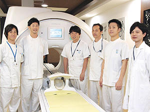 左から眞竹健太郎技師，布川洋一技師，加々美　智部長，渡邉誠士技師，髙濱友寛技師，廣島貴彦技師