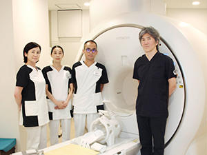 左から受付スタッフの寺川涼子さん，田中三恵子さん，酒井良太郎事務長，森院長