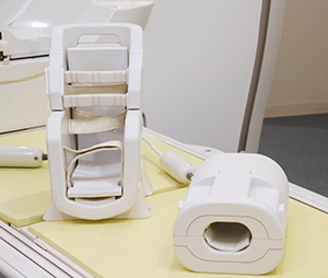 ECHELON OVALの撮像コイル。足関節用（左）と手首用（右）