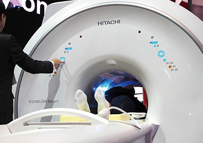 多くの来場者が，実際にガントリに入ってSmart Theatreの効果を体験した。