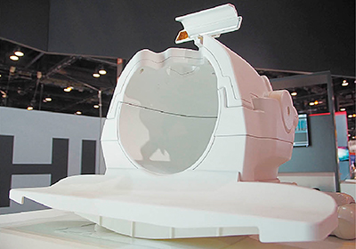 従来の約2倍の感度を持つ頭部用32ch受信コイルも併せて展示した。