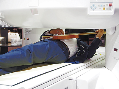 会場では，ガントリの中でギターを弾くパフォーマンスも行い，オープン性をアピールした。