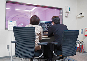 自動化機能AutoExamにより，頭部検査では，オペレーターはスタートボタンを押して設定された断面を確認するだけ。