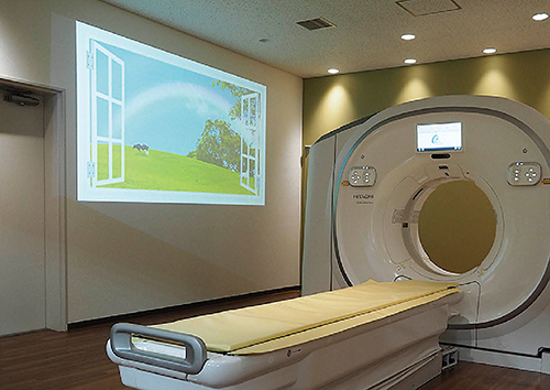 64列/128スライスCT「SCENARIA View」の展示室にはSmart Windowを展示。森や海など自然の景色が映し出され，窓辺には鳥もやってきます。