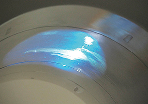 実際に頭部コイルをつけて，Smart Theatreを体験しました。コイルの向こうに青空が広がっているように感じられ，閉塞感は軽減されます。気が紛れて体感時間も短くなりそう。