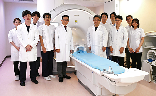 3.0Tシステム「MR 7700」検査室でのスタッフ集合写真