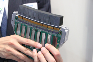 NanoPanelIIは検出器面を球面状にすることで，X線管から照射されたX線を真っ直ぐに受け，散乱線を防ぐことができる。