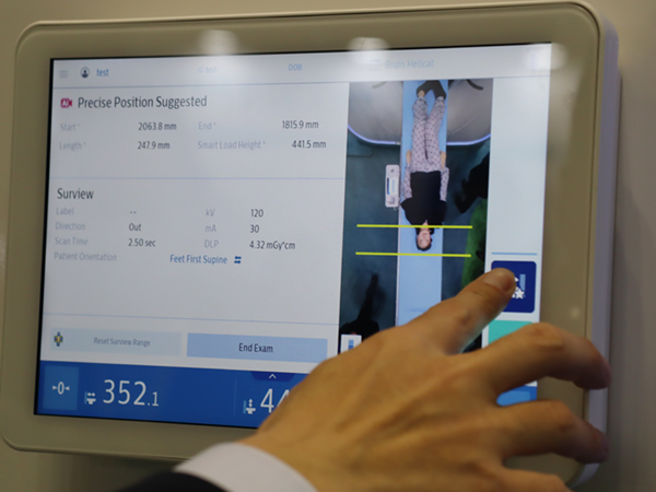 自動認識された患者の体位・撮影部位を確認するだけでセットアップが完了