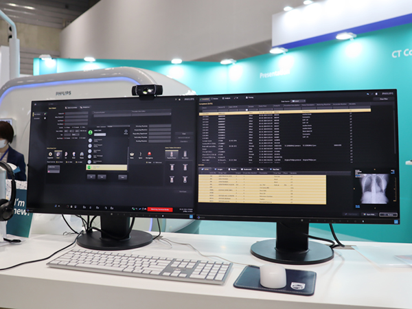 会話やチャット，遠隔操作で検査室外から検査を支援する「CT Collaboration Live」