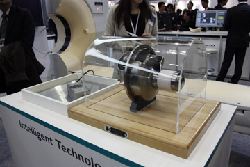 Brilliance iCTの1000mA を実現したi-MRC管球（右）と0.27秒回転を可能としたAir Bearingの展示