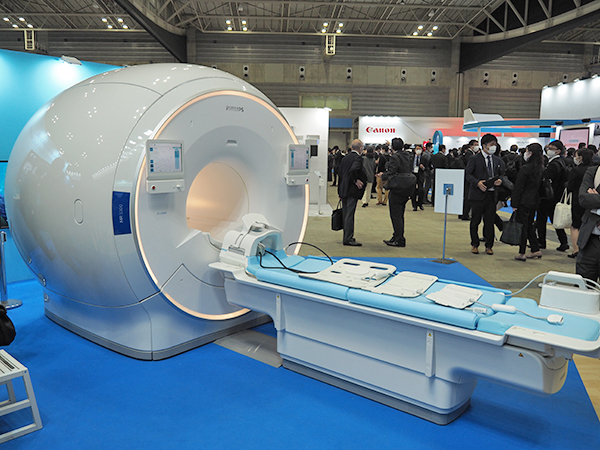 国内初展示の1.5TのMRI装置「MR5300」。「BlueSealマグネット」により，ヘリウムフリーを実現した。