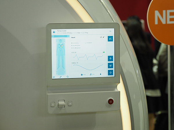 ガントリ両側に配置された「VitalScreen」