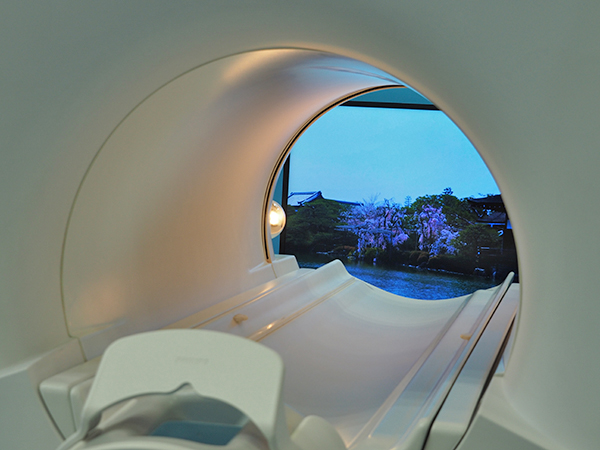 MR5300搭載の“Ambient Experience Inbore Solution”。患者は音楽を聴きつつ鏡を利用して映像を見ることができ，検査中の不安を軽減する。