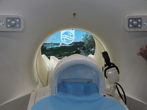 「In-Bore Experience」は被検者に優しい検査を実現（「Prodiva 1.5T CX」との組み合わせ）