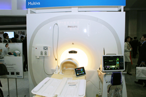 「Multiva 1.5T」とMR用生体情報モニタ「Invivo Essential」（テーブル上）と「Invivo Expresssion」。Invivo Essentialはガントリ内にも入れることができる。