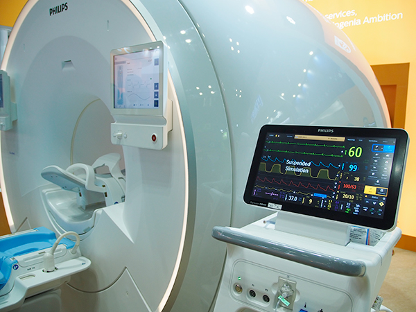 この近さでも使用可能なMRI対応生体情報モニタリングシステム「Expression MR400」