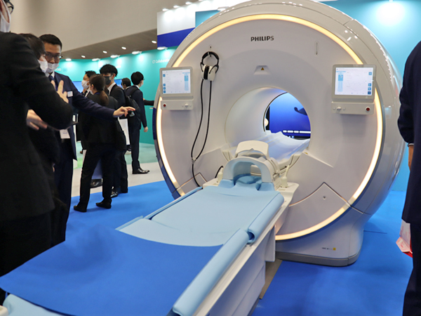 国内1号機が稼働を開始した3T最上位機種「MR 7700」