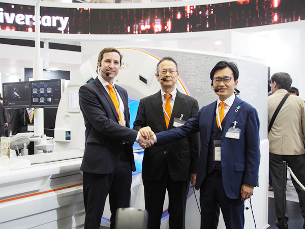 記念イベントに登壇した森　秀顕氏（右），フィリップ・ウォルバー氏（左），大野良一氏（中）