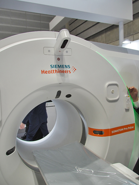 ガントリ上部に搭載された3Dカメラ