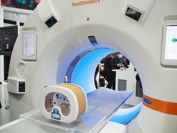 CTガイド下穿刺手技を支援するレーザーガイド機能が登場