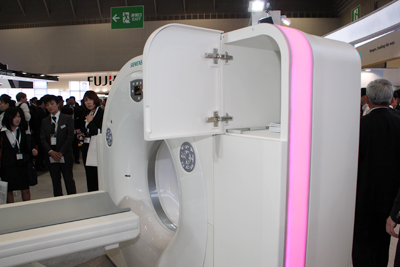 ガントリの奥行きは68cmで，収納スペースやアンビエントライトを備える。