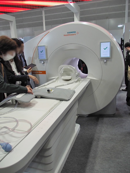液体ヘリウム使用量がわずか0.7Lの1.5TヘリウムフリーMRI「MAGNETOM Flow」
