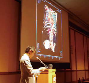 syngo.viaのアプリケーションをダウンロードし，WiFiでsyngo.viaサーバにアクセスすると画像が表示される。単純，シネ，VRなど，画像表示の条件や設定を変更可能。iPadの高精細ディスプレイ（9.7インチ，2048×1536ピクセル）による画像表示は診療の参照，教育，患者への説明，術中モニタなどに幅広く活用できる。