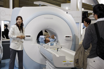 3T MRI「Vantage Titan 3T」。 ガントリ内に入って検査空間の広さをアピール