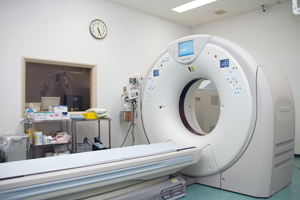 コンパクトなガントリで省スペースで設置可能