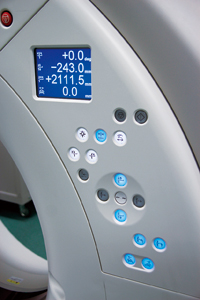 ガントリの両サイドには操作用のタッチパネルを設置