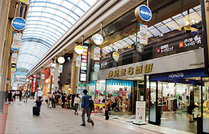 長崎一の繁華街の商業ビルに新規オープン。アーケード街を見下ろす2階がカフェレストラン。