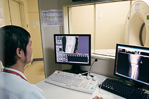 16列/32スライスの「Aquilion Lightning」を導入。Aquilion Lightningのコンソール。