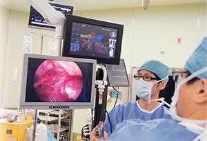 胸腔鏡下手術でのHyperViewerの使用風景