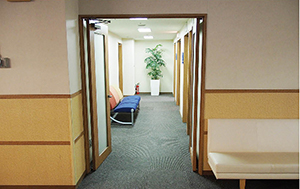 CT室の入口。装置本体を解体して搬入することで壁などを撤去せずに設置できた。