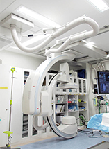 Cアームは天井懸垂式で未使用時には待避でき、さまざまな人的配置や機材の移動に対応できる。