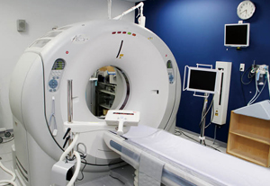 Aquilion64からアップグレードされたAquilion/CXL Edition。治療計画用の位置決めビームやCT透視用のモニタなどをそろえる。