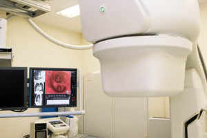 透視撮影室では気管支鏡検査の際にziostation2のVR画像で挿入ルートを確認